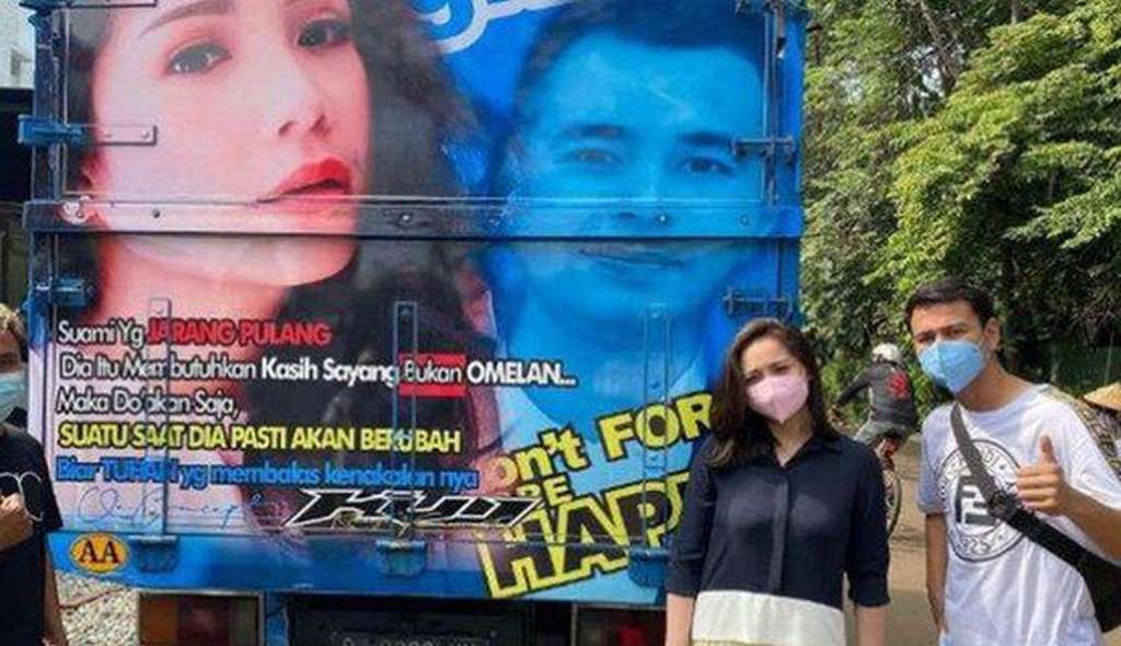 Selebriti jadi model gambar artis di bak truk.