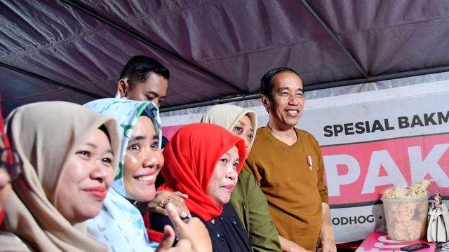Momen Jokowi Makan di Warung Bakmi Tendaan, Tempat Favorit Kaesang dan Erina Saat Masih Pacaran