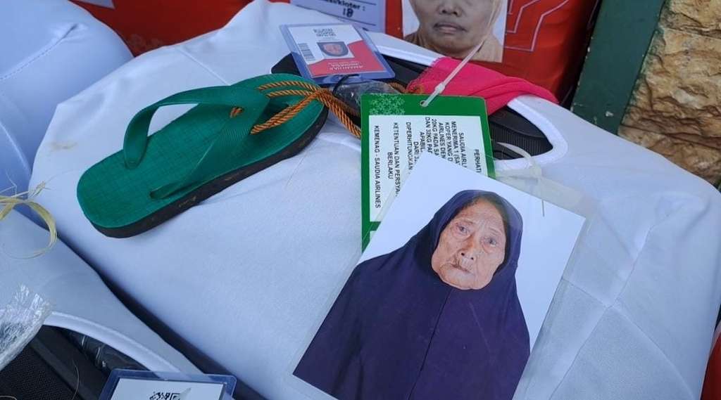 Unik! Jemaah Haji Lansia Indonesia Tandai Koper Miliknya Menggunakan Sandal Cucu Agar Tak Tertukar