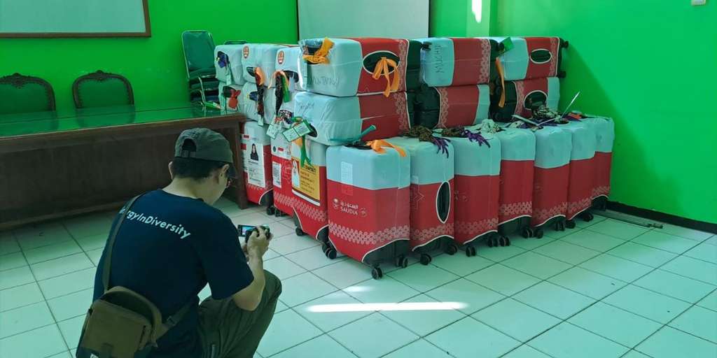 Unik! Jemaah Haji Lansia Indonesia Tandai Koper Miliknya Menggunakan Sandal Cucu Agar Tak Tertukar
