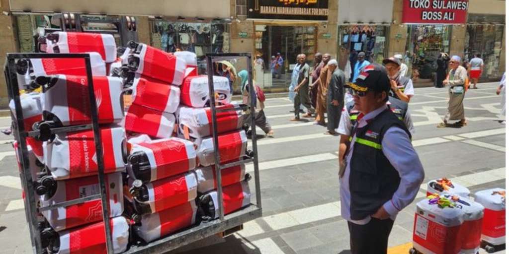 Unik! Jemaah Haji Lansia Indonesia Tandai Koper Miliknya Menggunakan Sandal Cucu Agar Tak Tertukar