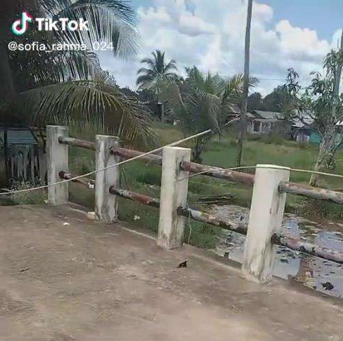 Rumah mewah tapi bohong.