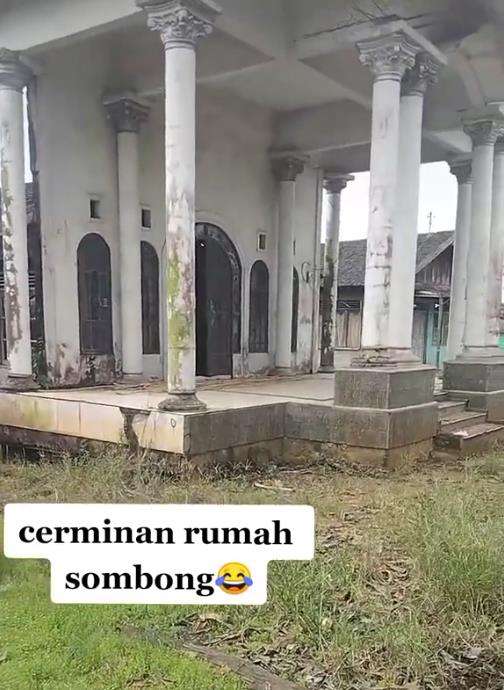 Rumah mewah tapi bohong.