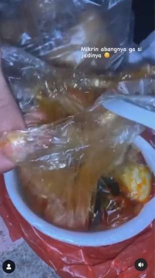 Buka Bungkus Seblak Tiba-Tiba Ada Benda Hitam ikut ‘Nyemplung’, Pas Diangkat Bikin Ngakak Pasti Dicariin yang Jualnya