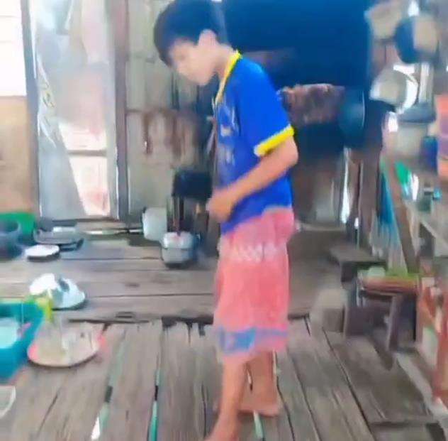 Tak sangka di bawah lantai rumah reyot dari papan ini ada kolam ikannya.