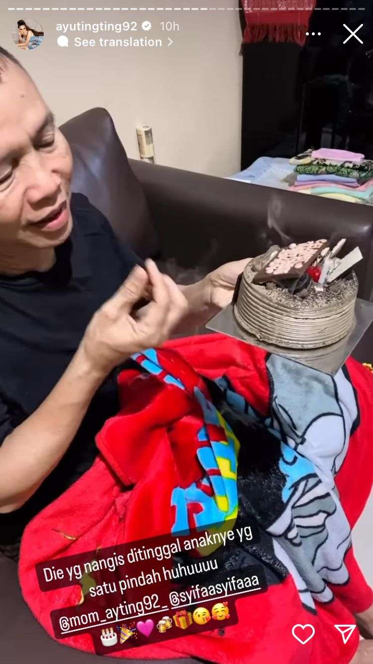 Potret Ayu Ting-Ting Beri Kejutan Ulang Tahun Ayah Ojak, Tetap Cantik Meski Cuma Pakai Piama dan Tanpa Makeup