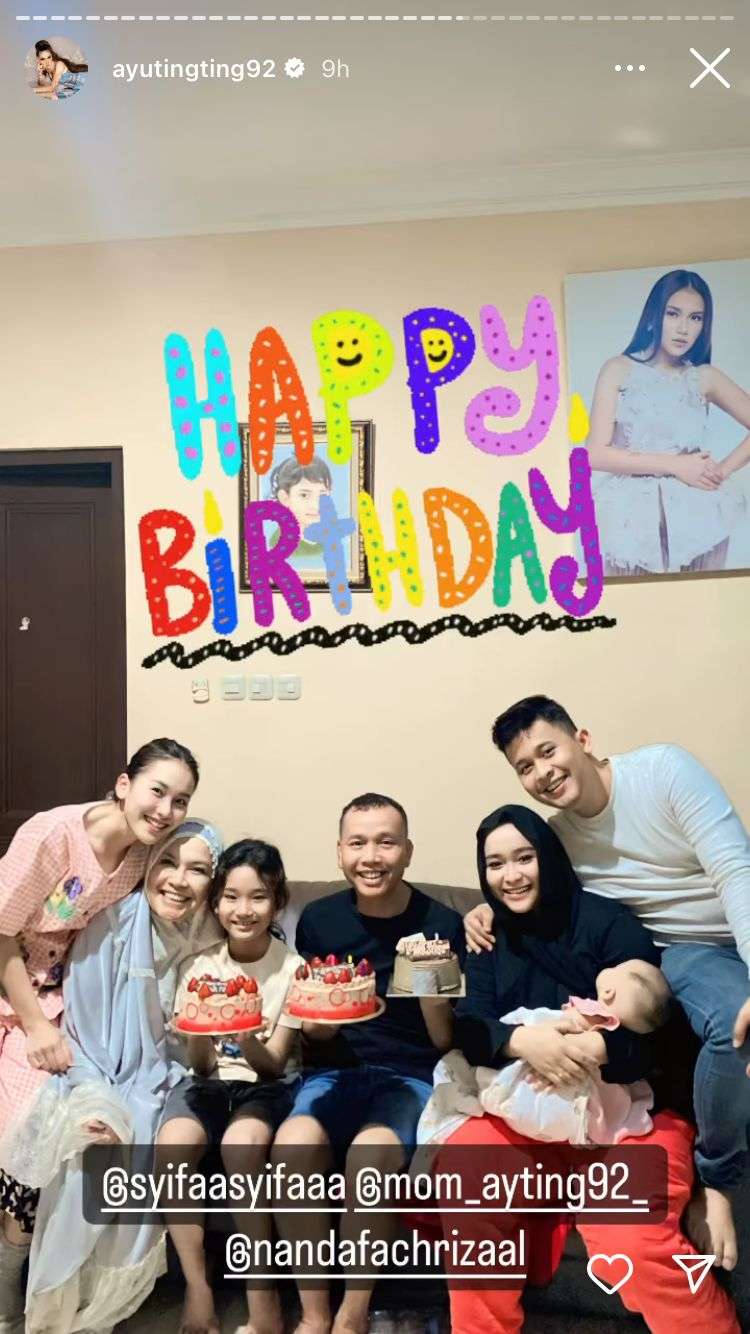 Potret Ayu Ting-Ting Beri Kejutan Ulang Tahun Ayah Ojak, Tetap Cantik Meski Cuma Pakai Piama dan Tanpa Makeup