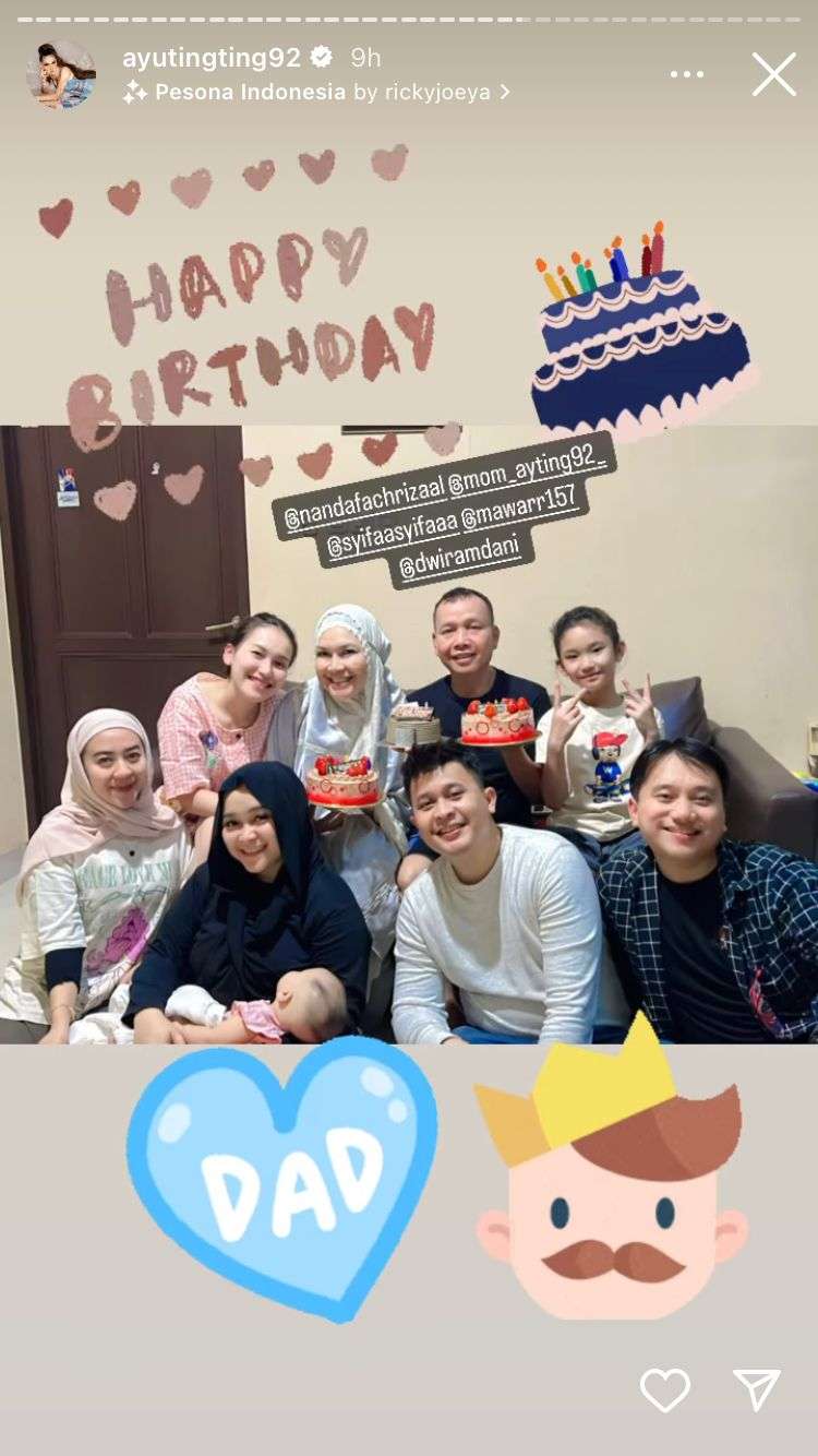 Potret Ayu Ting-Ting Beri Kejutan Ulang Tahun Ayah Ojak, Tetap Cantik Meski Cuma Pakai Piama dan Tanpa Makeup