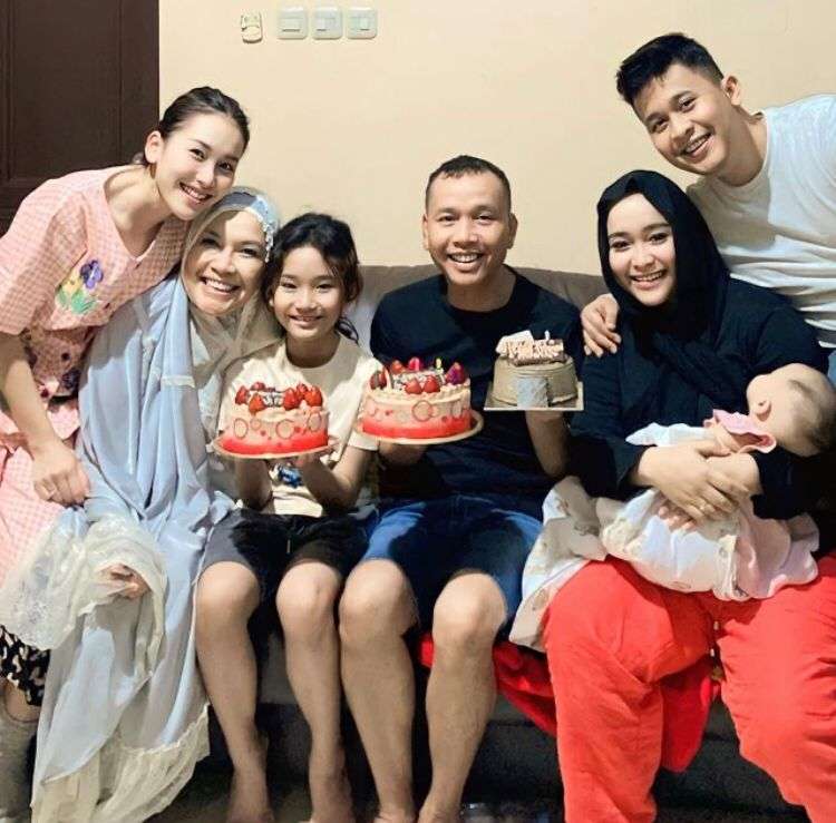 Potret Ayu Ting-Ting Beri Kejutan Ulang Tahun Ayah Ojak, Tetap Cantik Meski Cuma Pakai Piama dan Tanpa Makeup