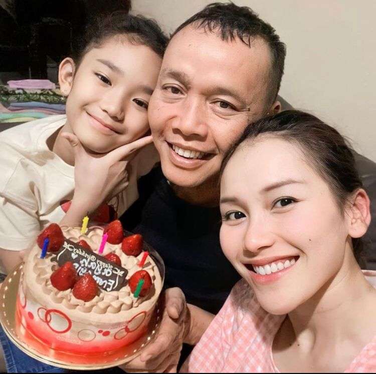 Potret Ayu Ting-Ting Beri Kejutan Ulang Tahun Ayah Ojak, Tetap Cantik Meski Cuma Pakai Piama dan Tanpa Makeup