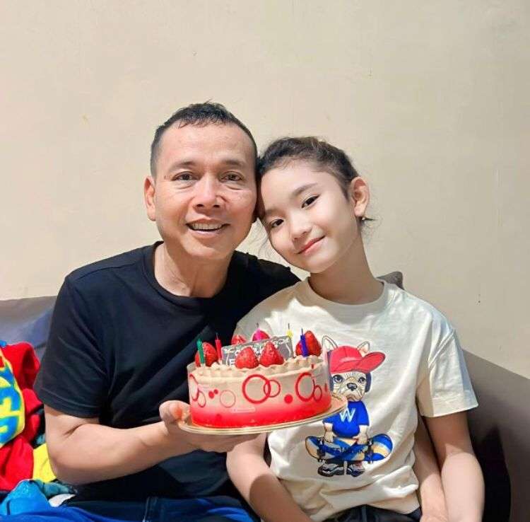 Potret Ayu Ting-Ting Beri Kejutan Ulang Tahun Ayah Ojak, Tetap Cantik Meski Cuma Pakai Piama dan Tanpa Makeup