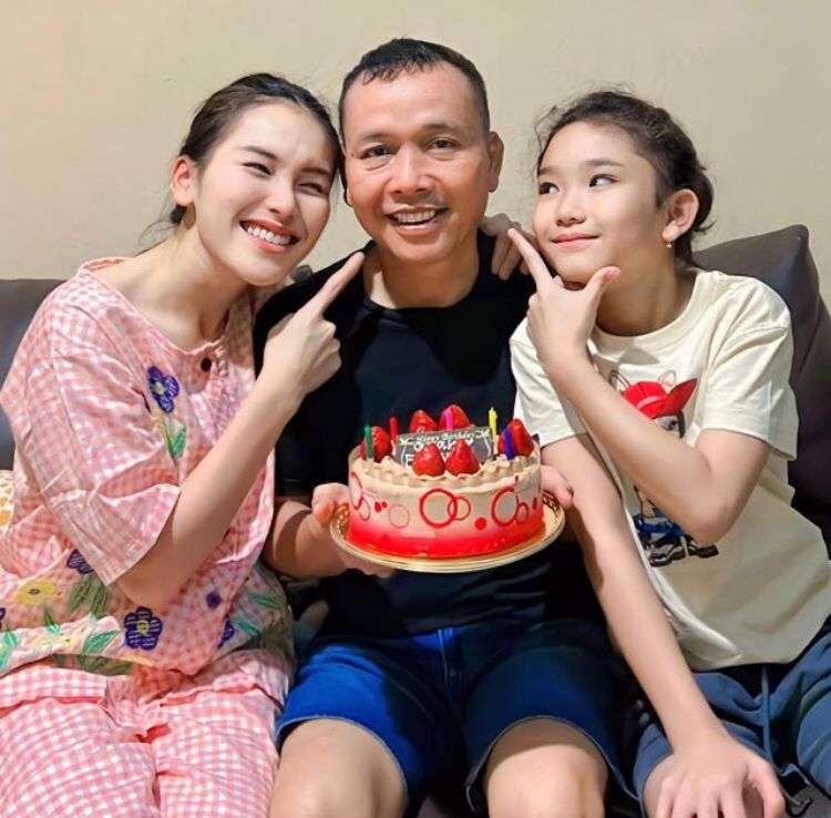 Potret Ayu Ting-Ting Beri Kejutan Ulang Tahun Ayah Ojak, Tetap Cantik Meski Cuma Pakai Piama dan Tanpa Makeup