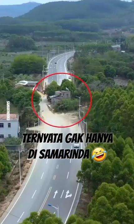 Viral rumah di tengah jalan raya.