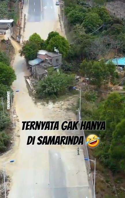 Viral rumah di tengah jalan raya.