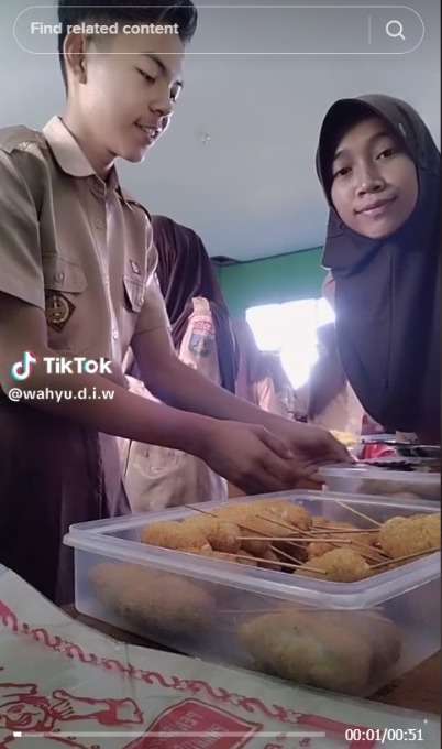 Perjuangan Derlin, Siswa SMA Bangun Jam 1 Pagi Bikin Kue yang Dijual saat Sekolahnya Demi Menyambung Hidup