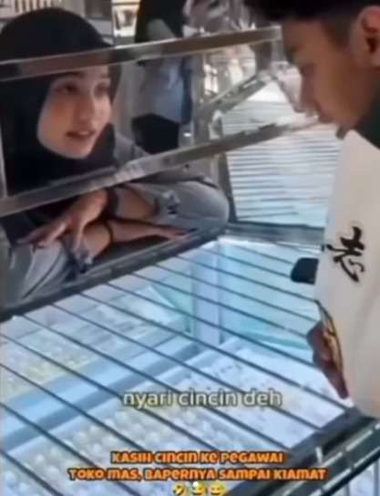 Ngaku Untuk Pacar, Pria ini Kasih Kejutan Cincin ke Pegawai Toko Perhiasan, Bikin yang Nonton Senyum-Senyum Sendiri