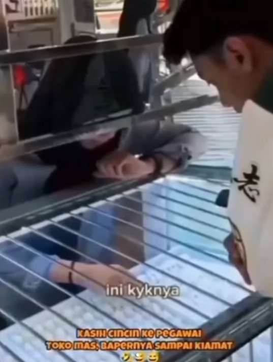 Ngaku Untuk Pacar, Pria ini Kasih Kejutan Cincin ke Pegawai Toko Perhiasan, Bikin yang Nonton Senyum-Senyum Sendiri