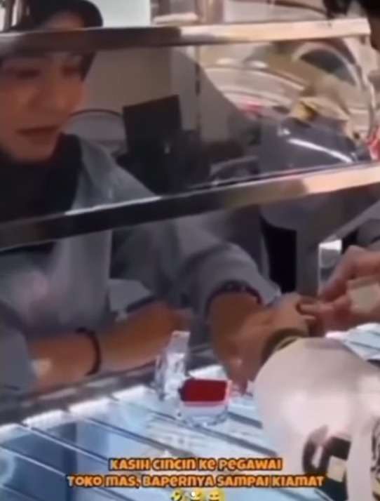 Ngaku Untuk Pacar, Pria ini Kasih Kejutan Cincin ke Pegawai Toko Perhiasan, Bikin yang Nonton Senyum-Senyum Sendiri