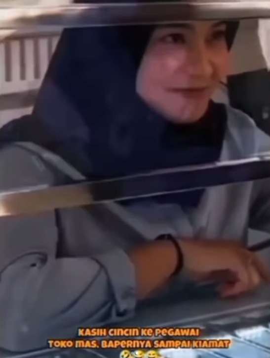 Ngaku Untuk Pacar, Pria ini Kasih Kejutan Cincin ke Pegawai Toko Perhiasan, Bikin yang Nonton Senyum-Senyum Sendiri