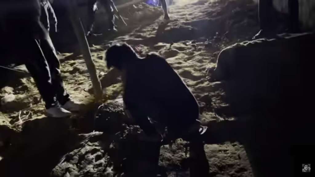 Mengerikan! Detik-Detik Youtuber India Hampir Tertimbun Karena Badai Kencang Saat Menginap di Bawah Tanah
