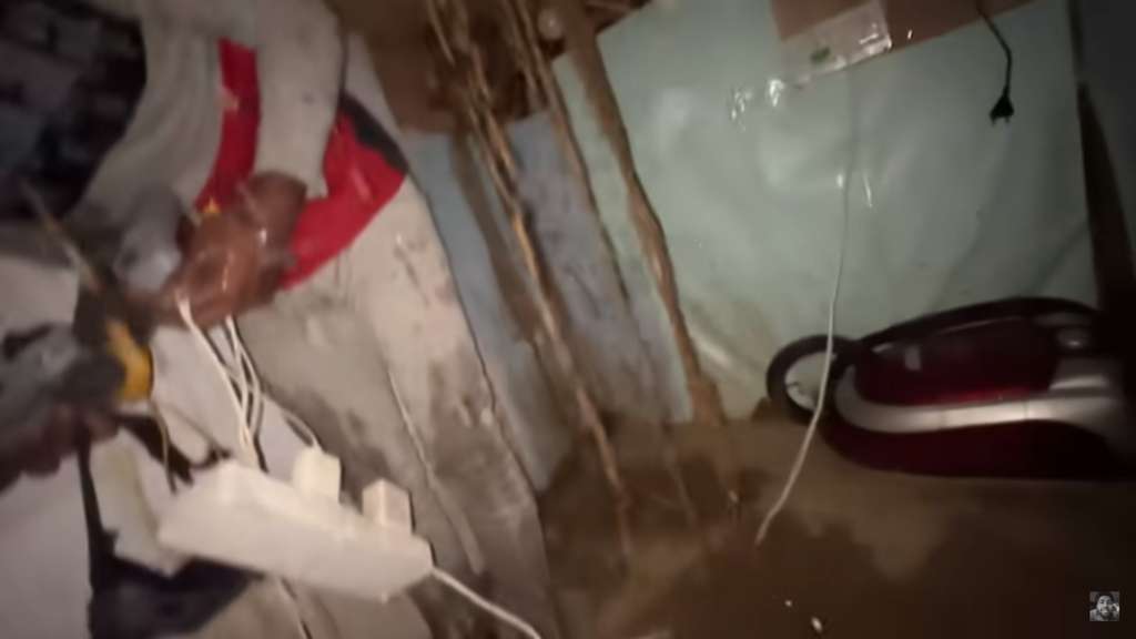 Mengerikan! Detik-Detik Youtuber India Hampir Tertimbun Karena Badai Kencang Saat Menginap di Bawah Tanah
