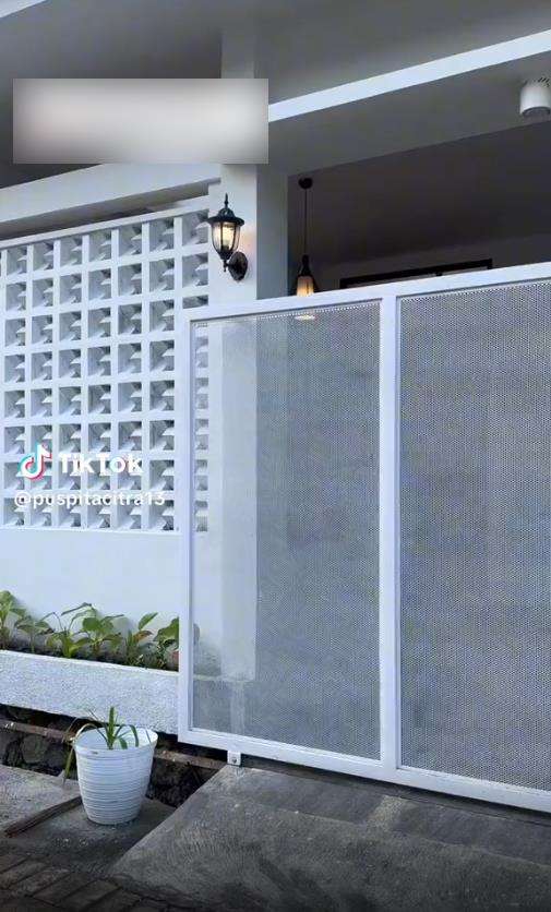 Rumah mungil 30/60 bergaya modern minimalis futuristik