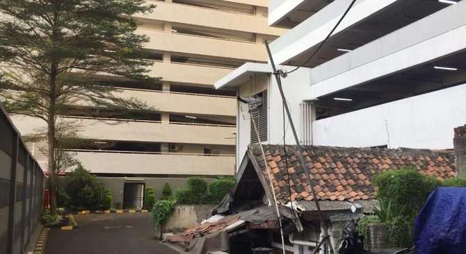 Cerita Rumah Usang Terjepit Apartemen di Tengah Ibu Kota