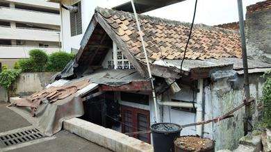 Cerita Rumah Usang Terjepit Apartemen di Tengah Ibu Kota