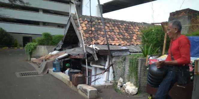 Cerita Rumah Usang Terjepit Apartemen di Tengah Ibu Kota
