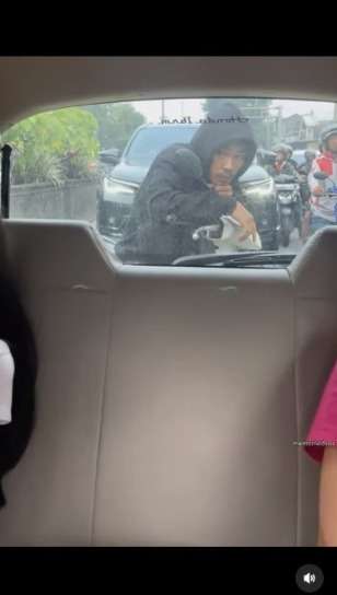 Momen Pengendara Motor Gak Pakai Helm, Panik Ngumpet di Belakang Mobil Takut Ketahuan Polisi, Ekspresinya Bikin Ngakak