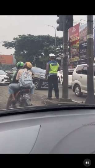 Momen Pengendara Motor Gak Pakai Helm, Panik Ngumpet di Belakang Mobil Takut Ketahuan Polisi, Ekspresinya Bikin Ngakak