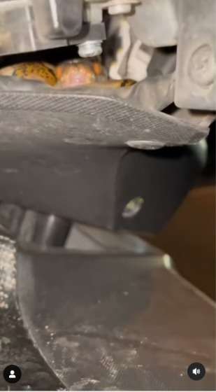 Body Motor Bergetar Bikin Penasaran Pengendara, Pas Dicek Ternyata Ada yang Ikutan Jalan-Jalan di Dalamnya