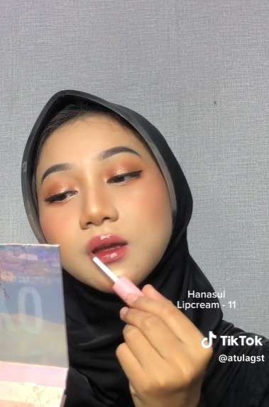 Memakai Lip Gloss