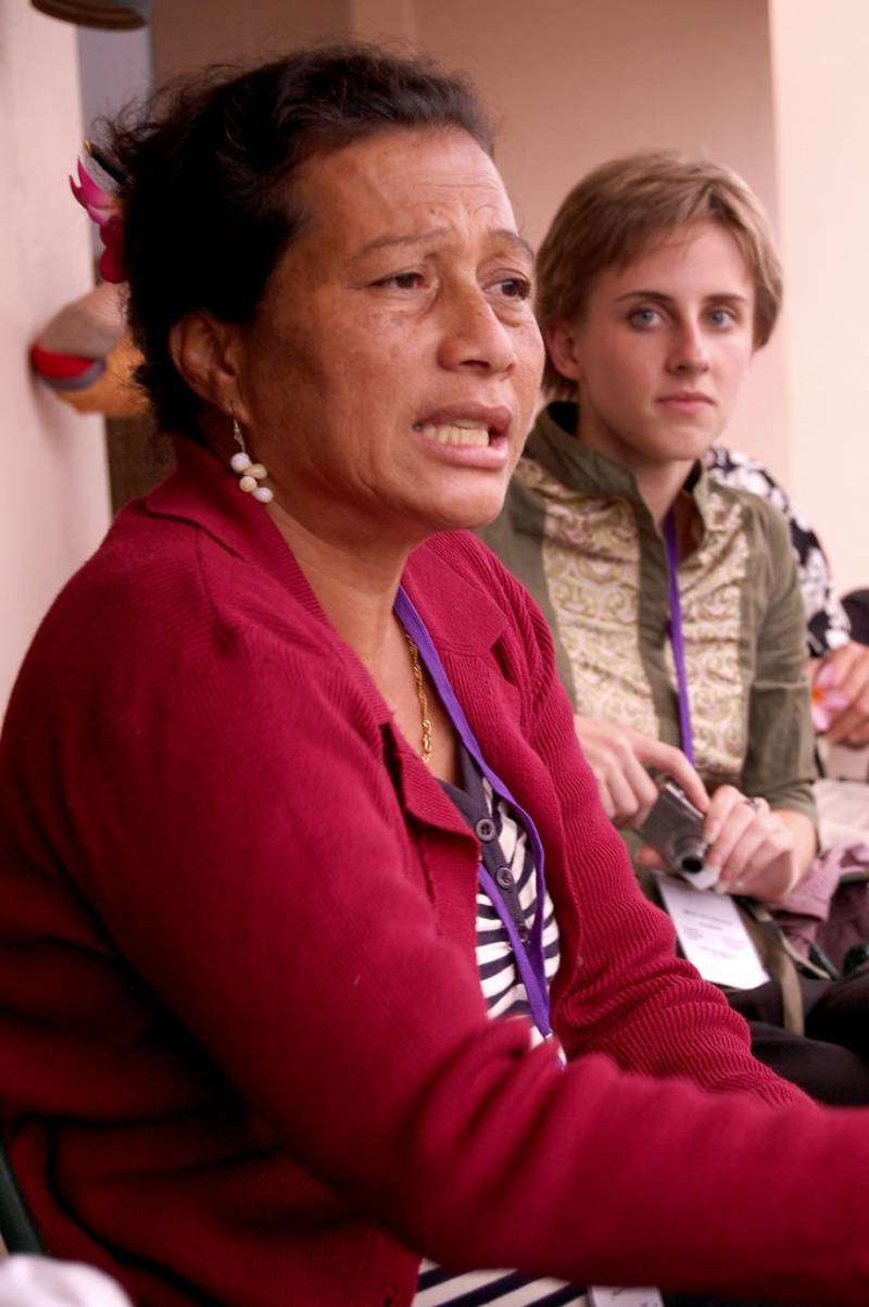 Julie Olsson (baju merah), penduduk asli Nauru Julie Olsson (baju merah), penduduk asli Nauru