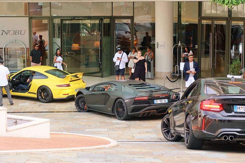Selalu ada Ferrari dan Lamborghini yang berkeliaran di sudut Monako