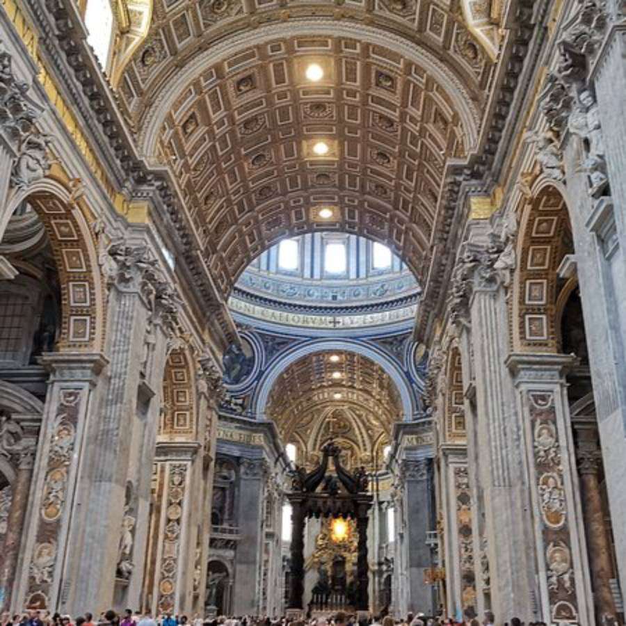 Bagian dalam Basilika Santo Petrus
