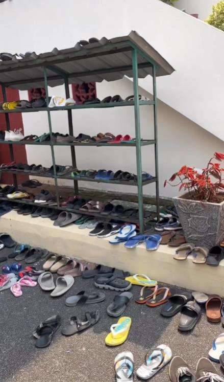 Ajaibnya sandal pnk saat sholat Jumat.