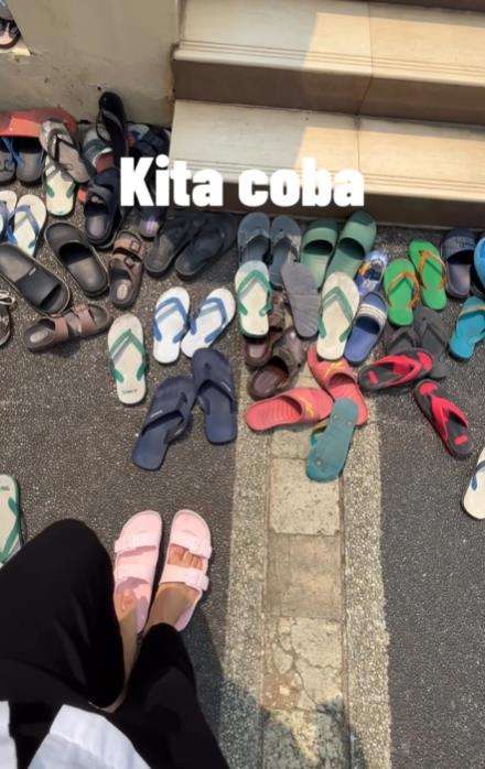 Ajaibnya sandal pink saat sholat Jumat.