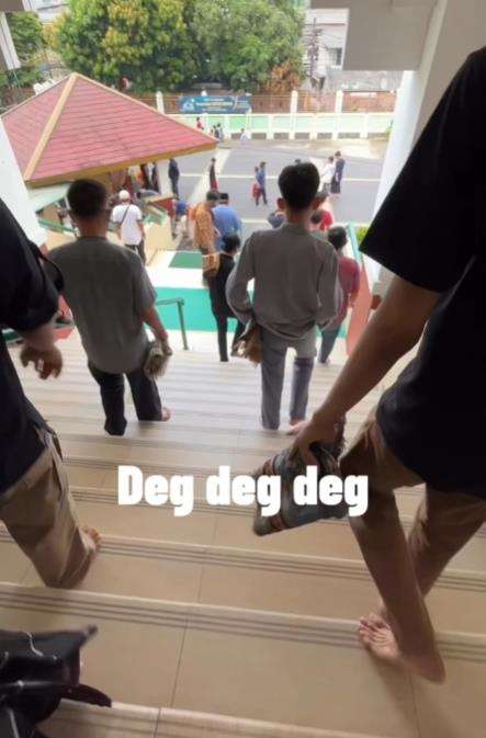 Ajaibnya sandal pink saat sholat Jumat.