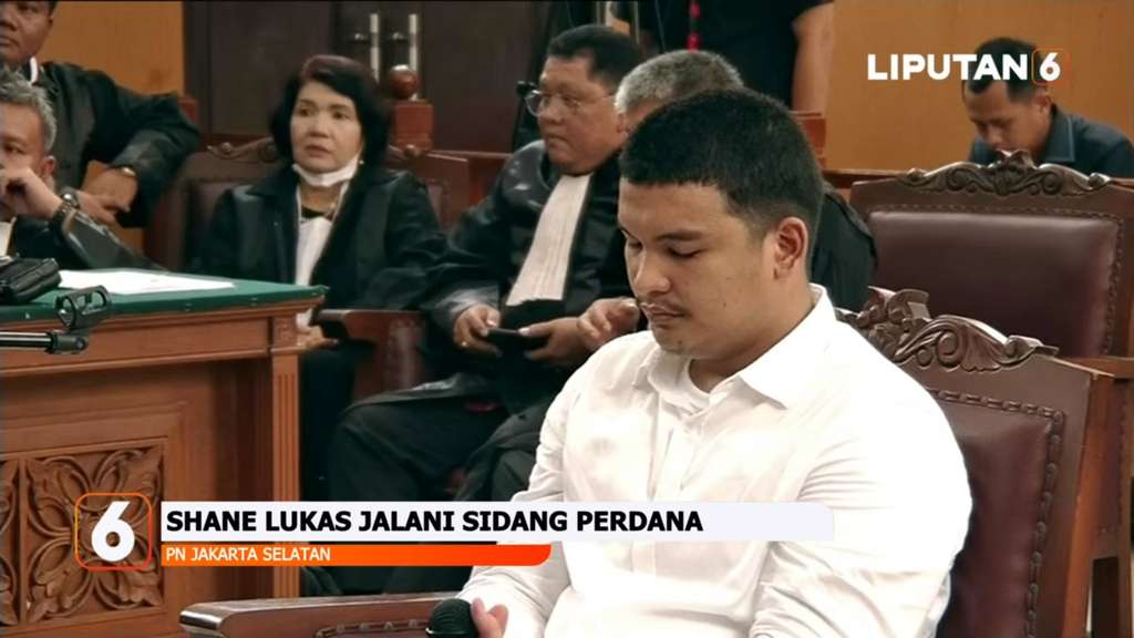 Sidang Perdana Shane Lukas, Terlihat Gugup dan Berdoa