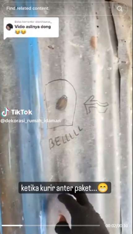 Momen Kocak Kurir Tahan Tawa Melihat Bel Unik Tanpa Listrik di Depan RumahMomen Kocak Kurir Tahan Tawa Melihat Bel Unik Tanpa Listrik di Depan Rumah