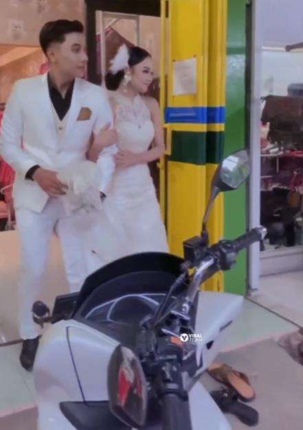 Pasangan pengantin naik pickup ke pelaminan.