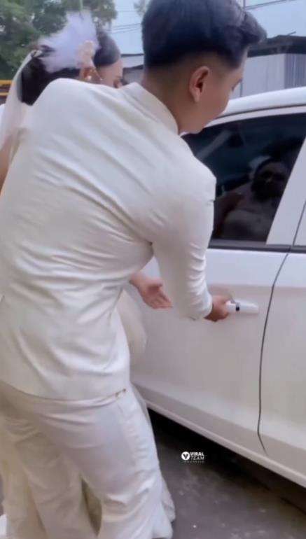 Pasangan pengantin naik pickup ke pelaminan.