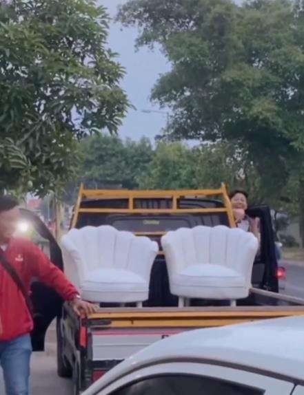 Pasangan pengantin naik pickup ke pelaminan.