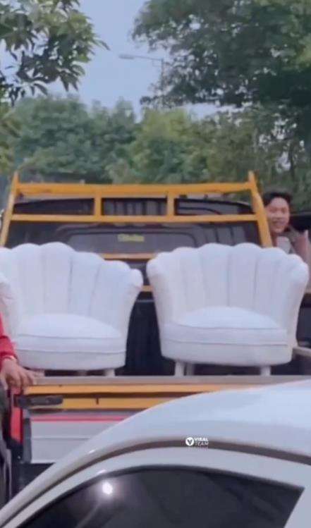 Pasangan pengantin naik pickup ke pelaminan.