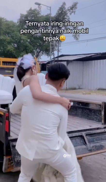 Pasangan pengantin naik pickup ke pelaminan.