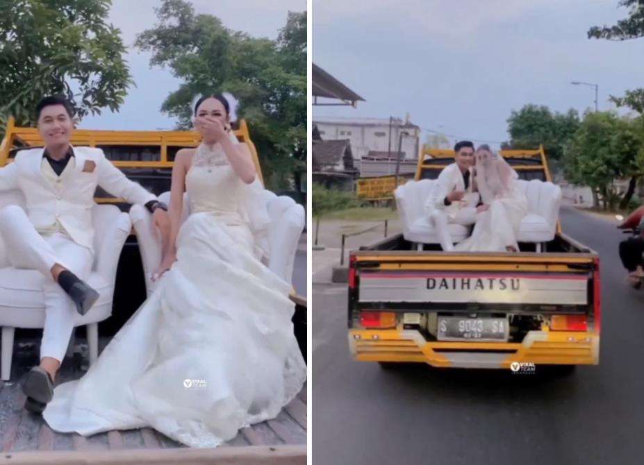 Pasangan pengantin naik pickup ke pelaminan.