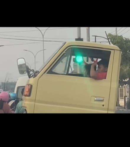 Truk naik mobil pikap.