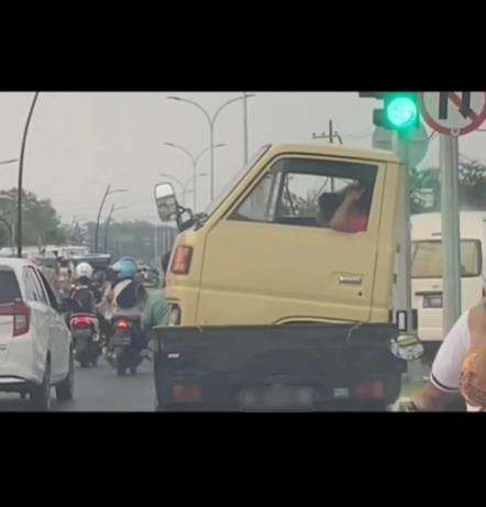 Truk naik mobil pikap.