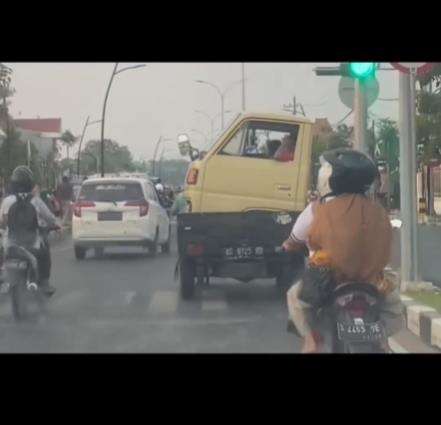 Truk naik mobil pikap.